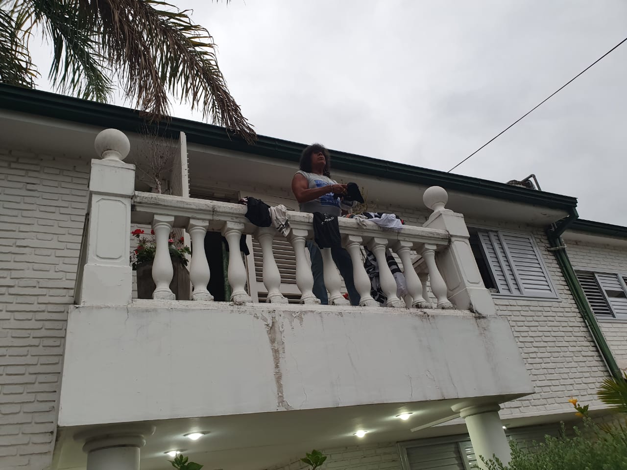 Cientos de fanáticos se agolparon en la puerta de su casa para saludarlo.