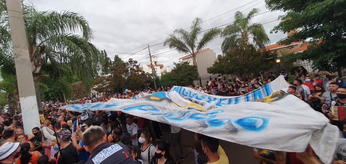 Cientos de fanáticos se agolparon en la puerta de su casa para saludarlo.