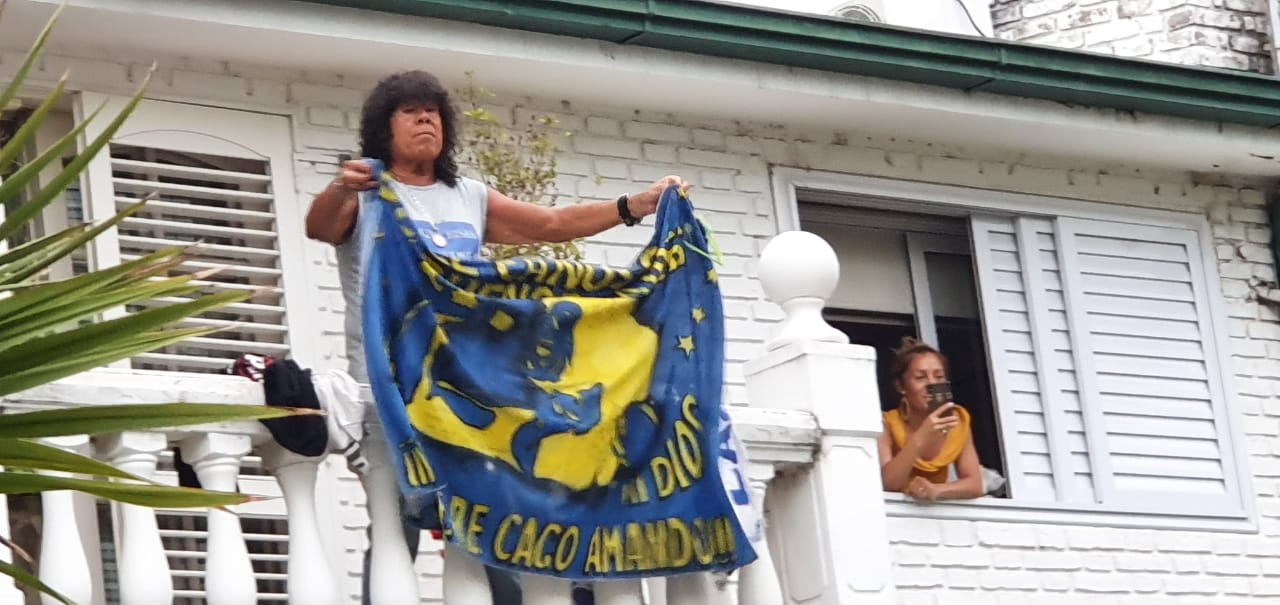 Cientos de fanáticos se agolparon en la puerta de su casa para saludarlo.