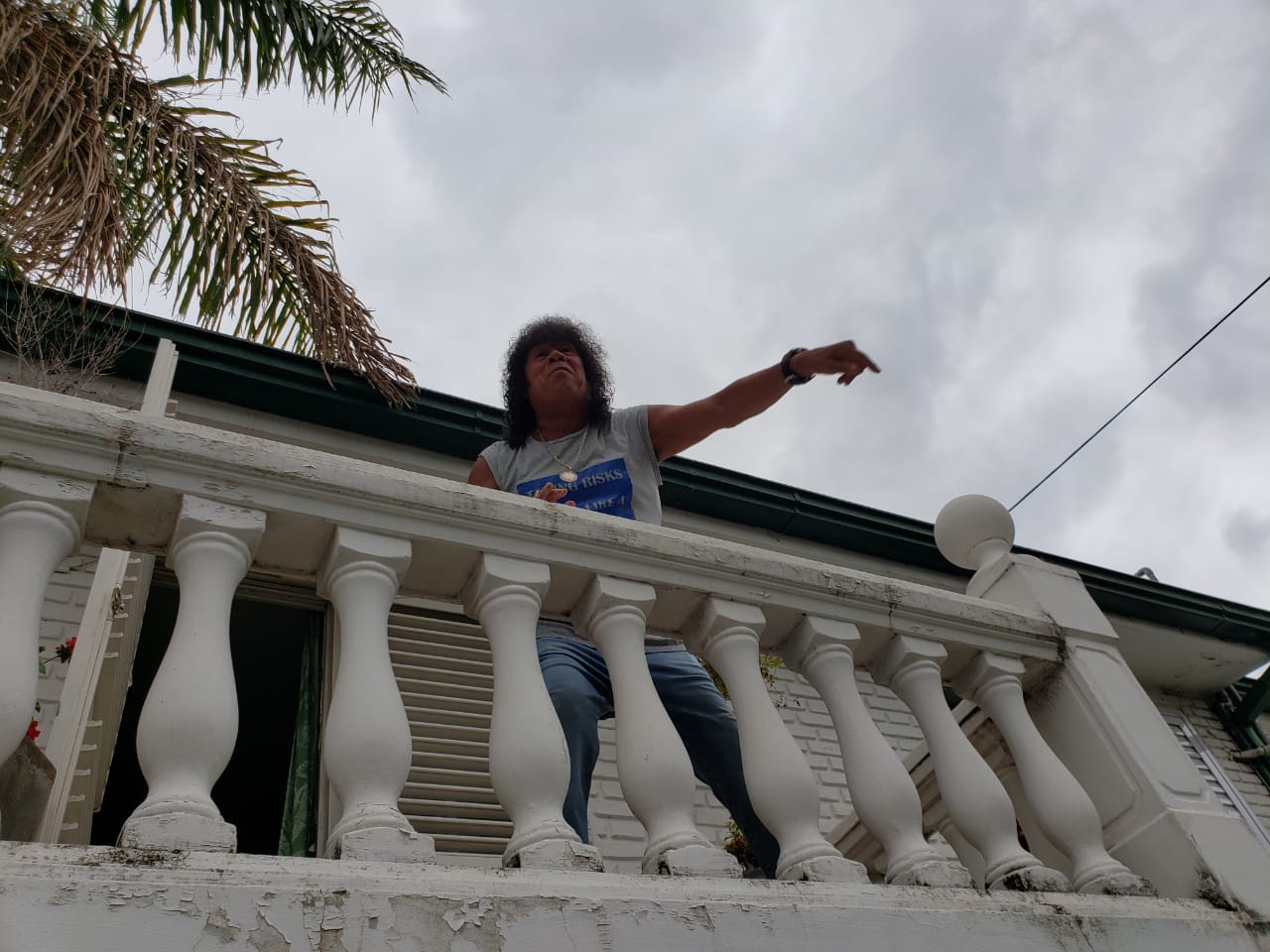 Cientos de fanáticos se agolparon en la puerta de su casa para saludarlo.