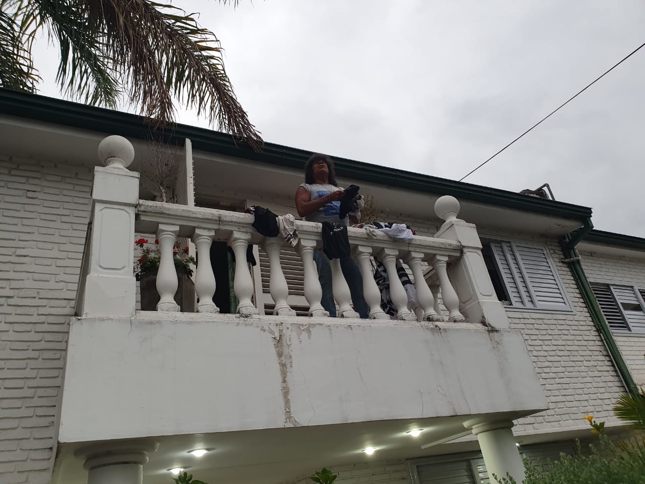 Cientos de fanáticos se agolparon en la puerta de su casa para saludarlo.