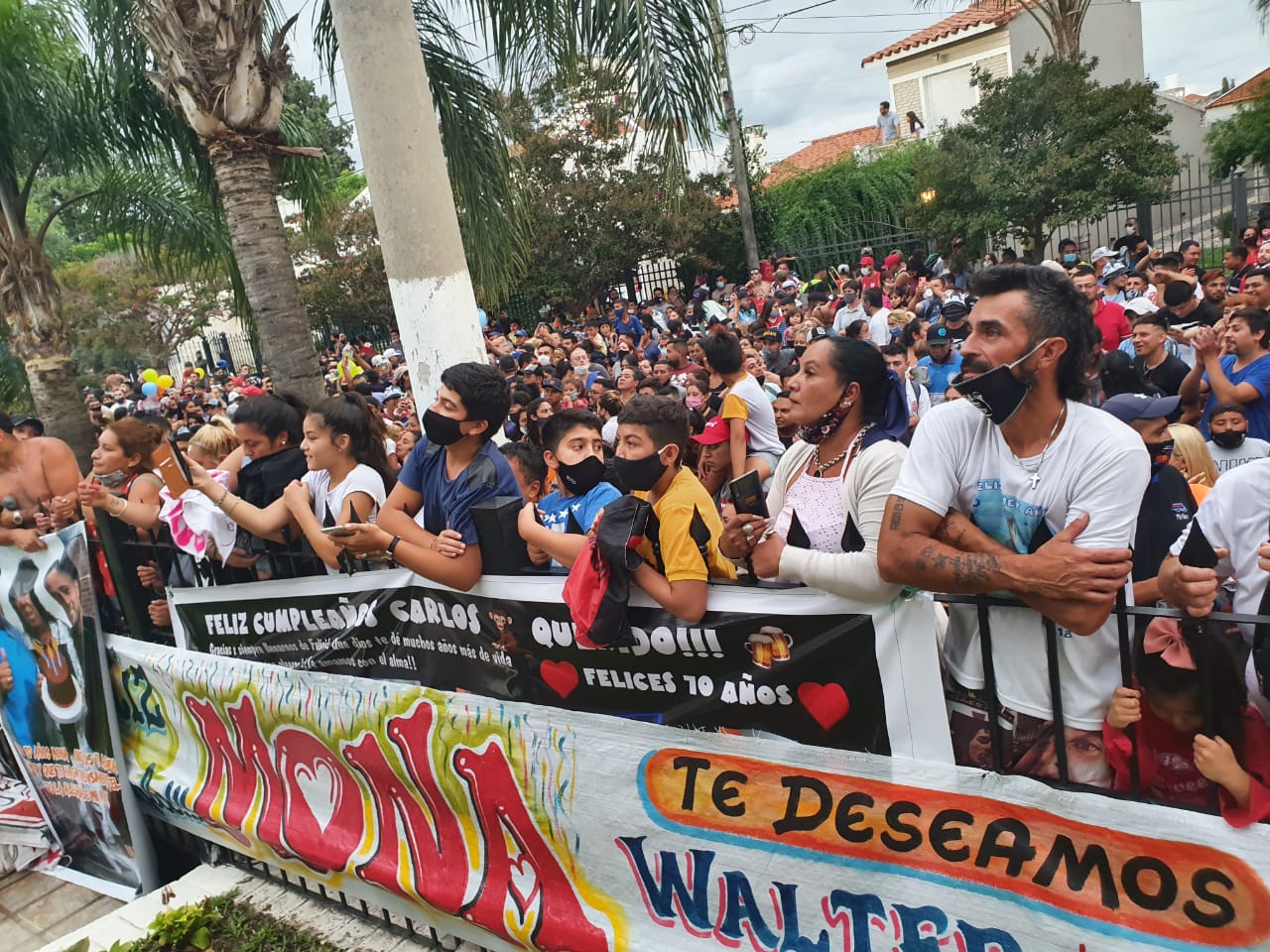 Cientos de fanáticos se agolparon en la puerta de su casa para saludarlo.