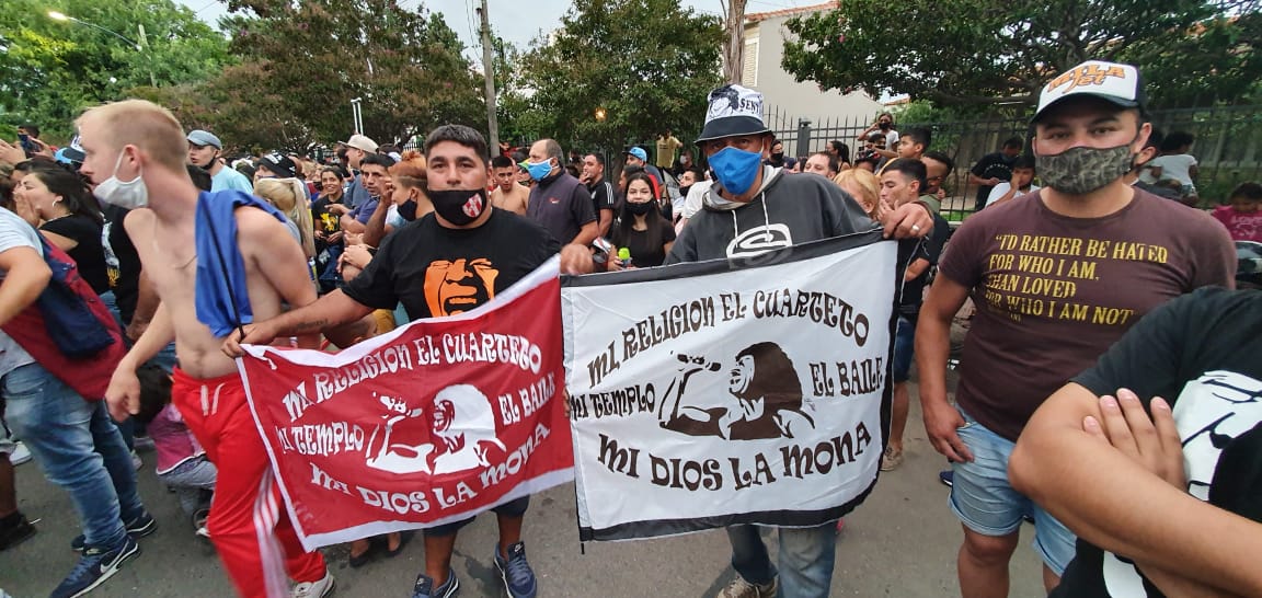 Cientos de fanáticos se agolparon en la puerta de su casa para saludarlo.