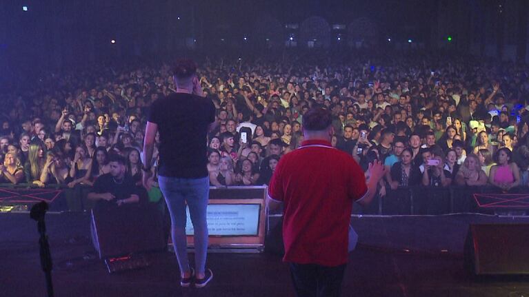 Cientos de fanáticos vibraron en la Plaza de la Música.