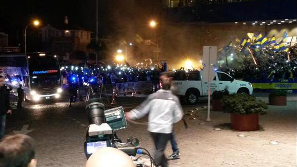 Cientos de hinchas recibieron a Boca en Córdoba.