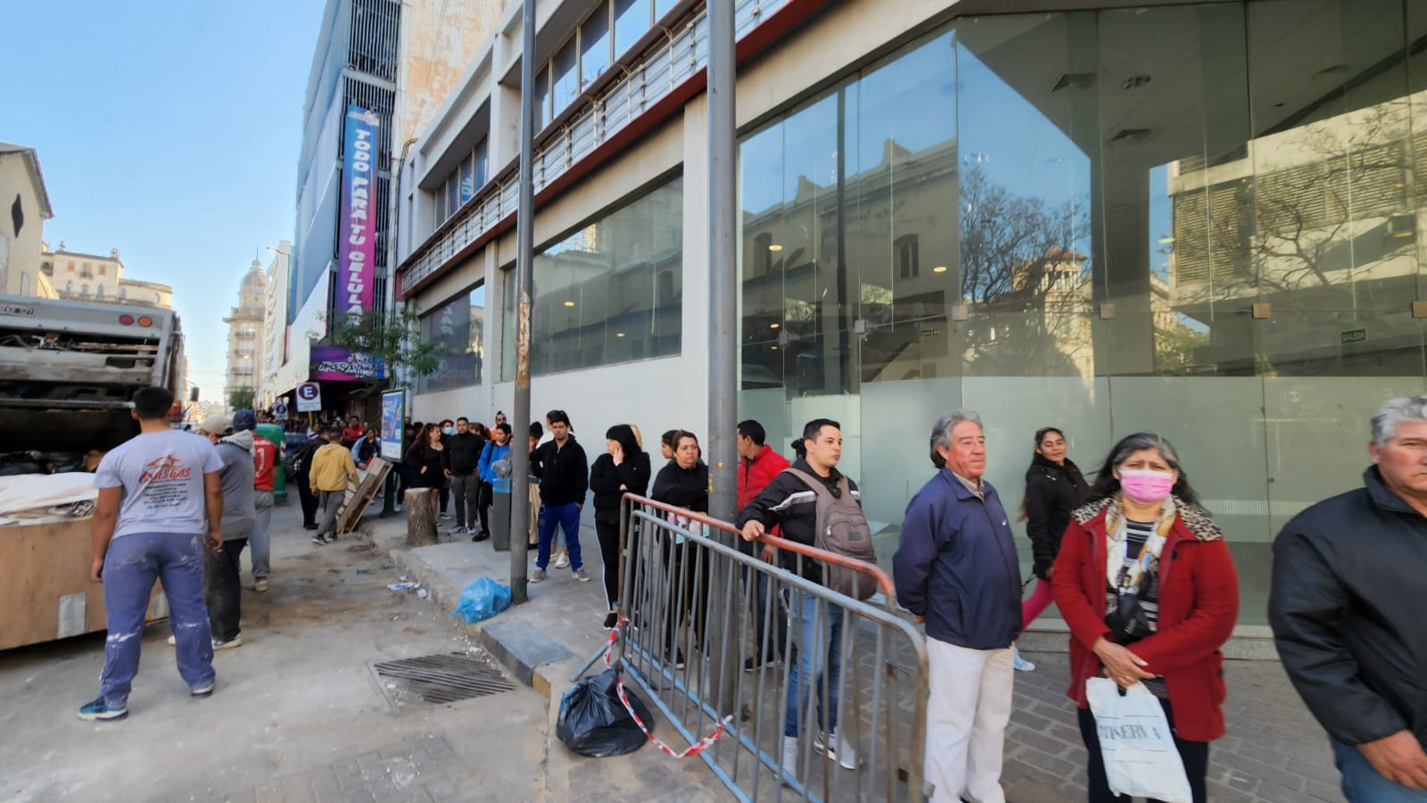 Cientos de personas buscan acceder al refuerzo de 45 mil pesos en Córdoba. Foto: Francisco Arias/El Doce.