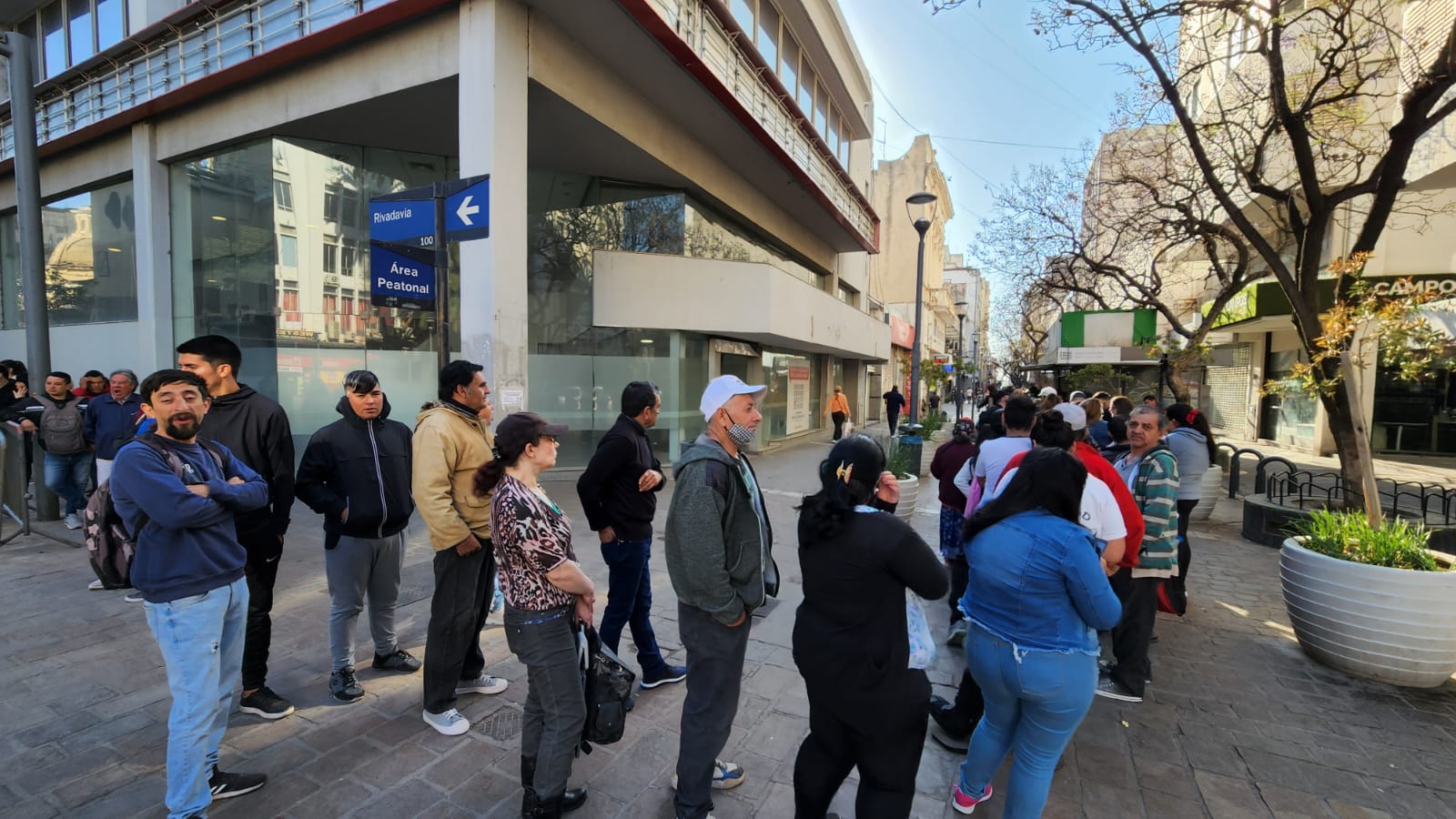 Cientos de personas buscan acceder al refuerzo de 45 mil pesos en Córdoba. Foto: Francisco Arias/El Doce.