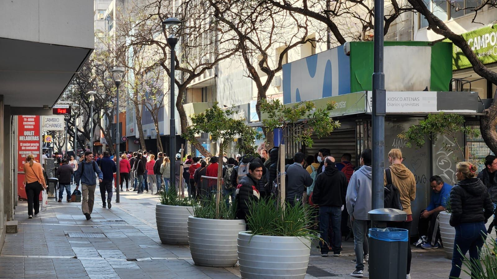 Cientos de personas buscan acceder al refuerzo de 45 mil pesos en Córdoba. Foto: Francisco Arias/El Doce.