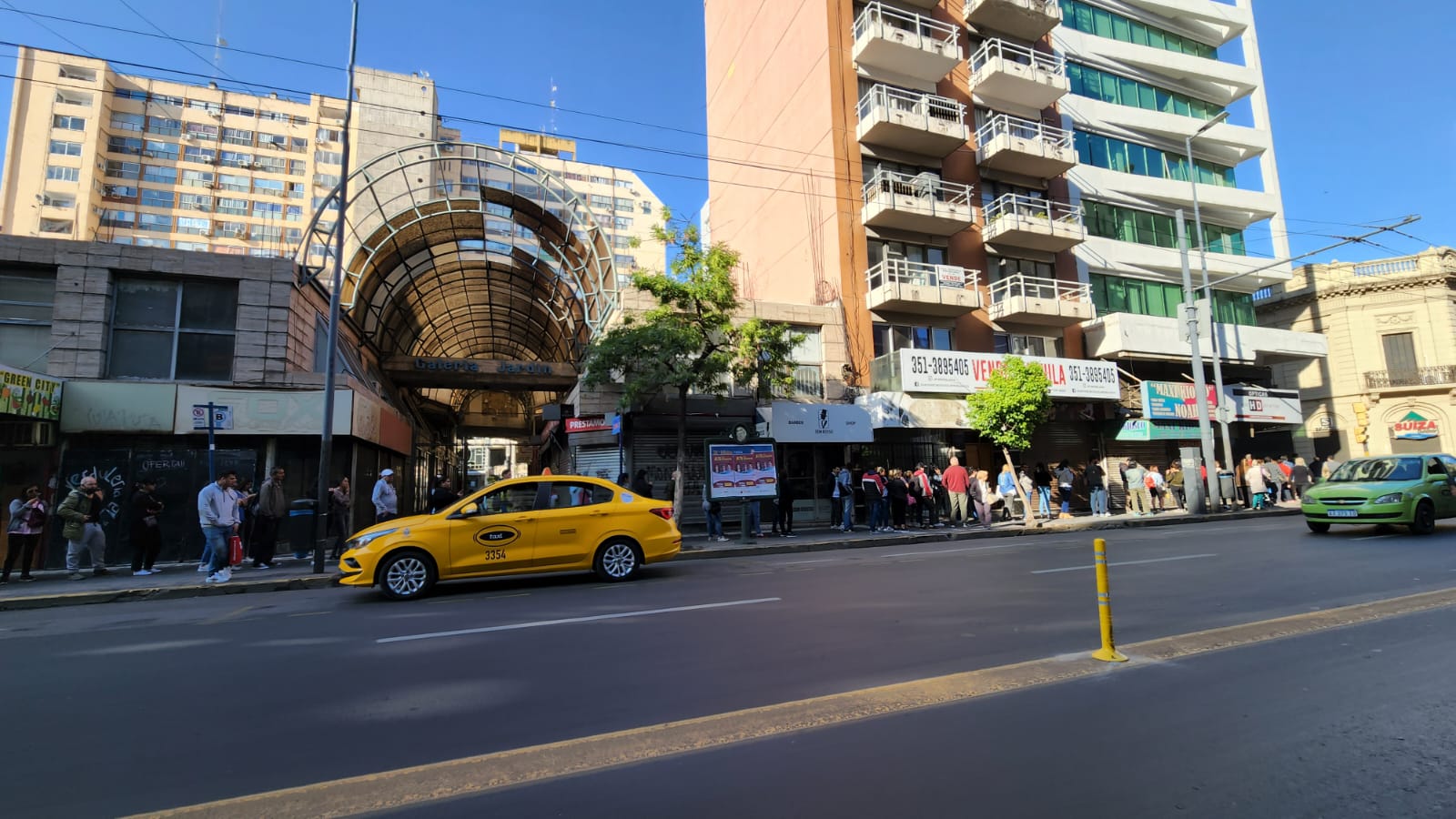 Cientos de personas buscan acceder al refuerzo de 45 mil pesos en Córdoba. Foto: Francisco Arias/El Doce.