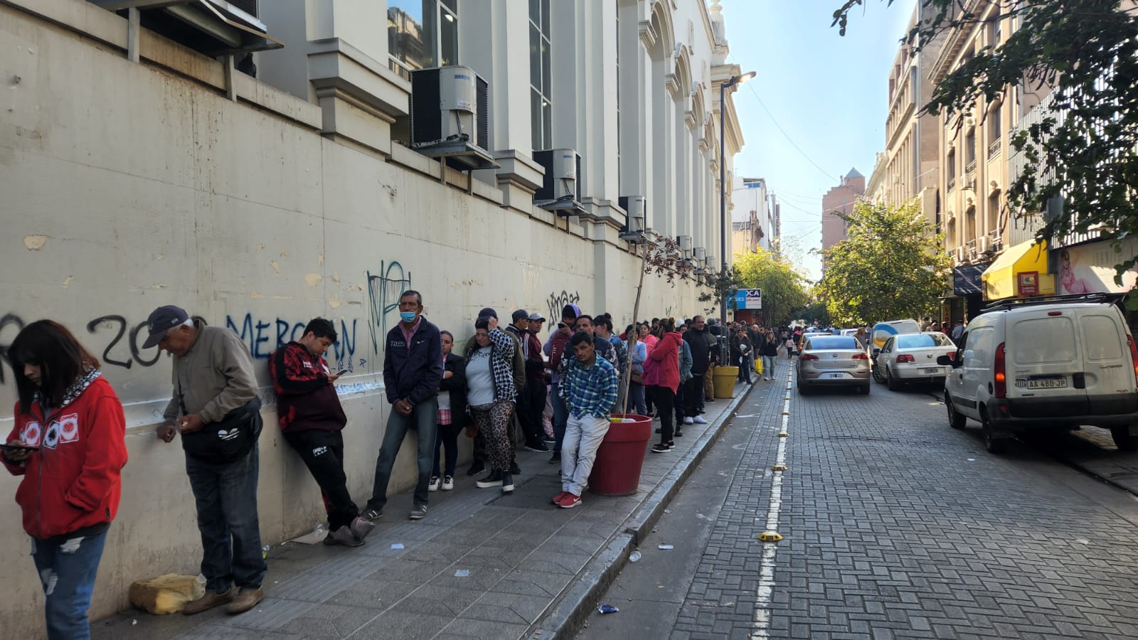 Cientos de personas buscan acceder al refuerzo de 45 mil pesos en Córdoba. Foto: Francisco Arias/El Doce.