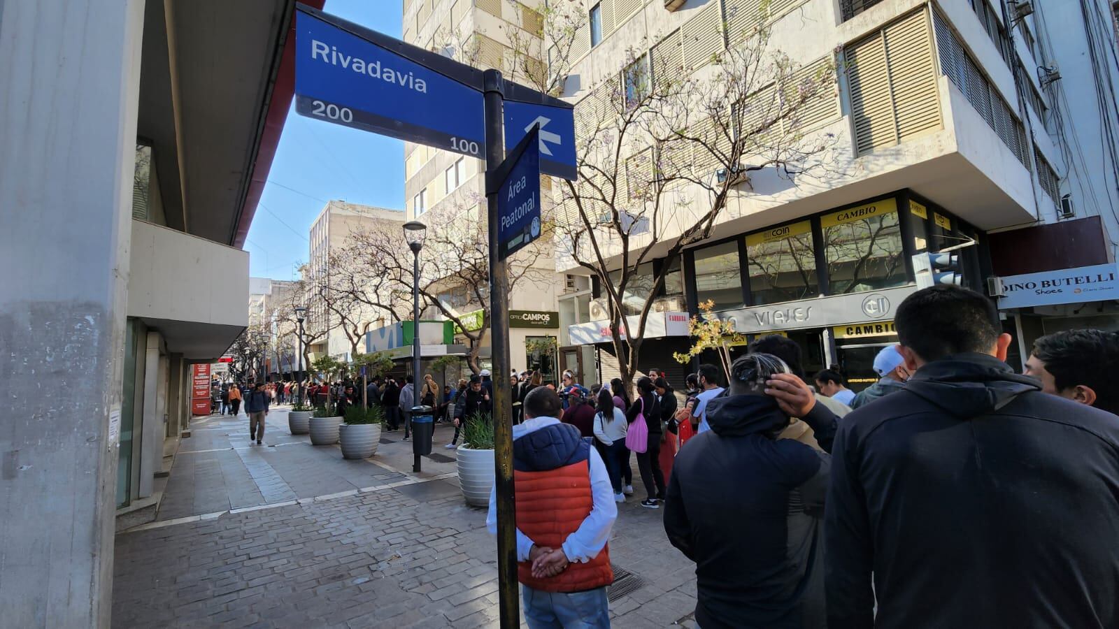 Cientos de personas buscan acceder al refuerzo de 45 mil pesos en Córdoba. Foto: Francisco Arias/El Doce.