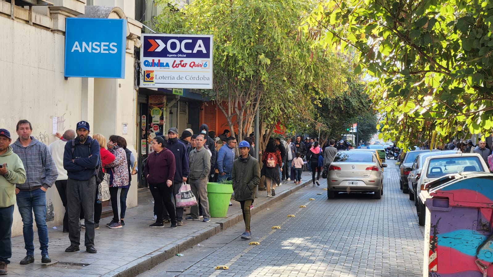 Cientos de personas buscan acceder al refuerzo de 45 mil pesos en Córdoba. Foto: Francisco Arias/El Doce.