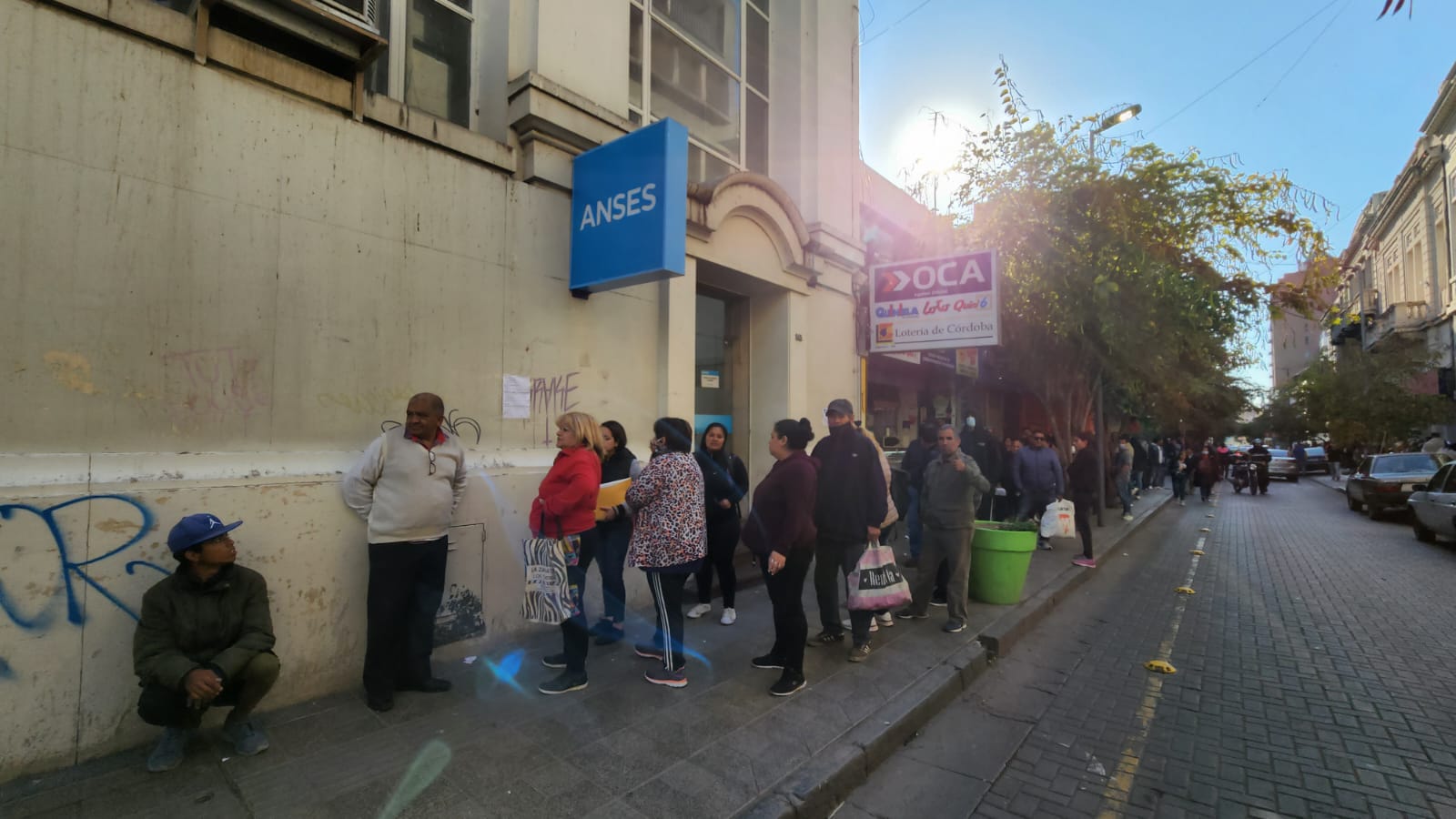 Cientos de personas buscan acceder al refuerzo de 45 mil pesos en Córdoba. Foto: Francisco Arias/El Doce.