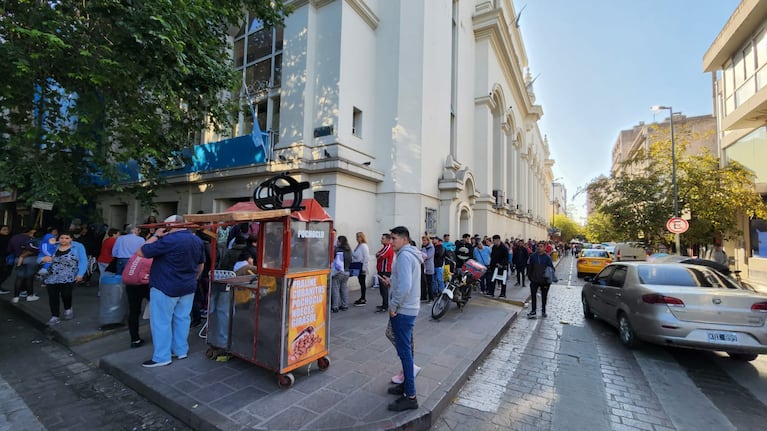 Cientos de personas buscan acceder al refuerzo de 45 mil pesos en Córdoba. Foto: Francisco Arias/El Doce.
