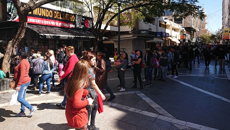 Cientos de personas fueron a la peatonal para sacarse su foto con El Wacho.