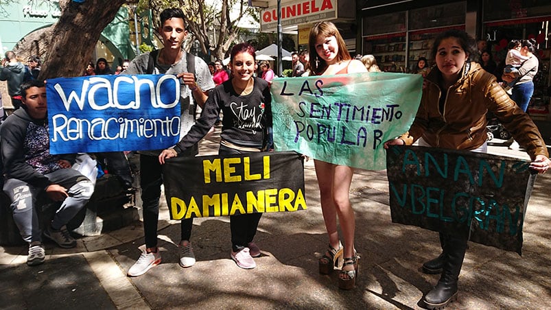 Cientos de personas fueron a la peatonal para sacarse su foto con El Wacho.