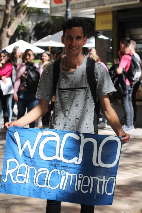 Cientos de personas fueron a la peatonal para sacarse su foto con El Wacho.