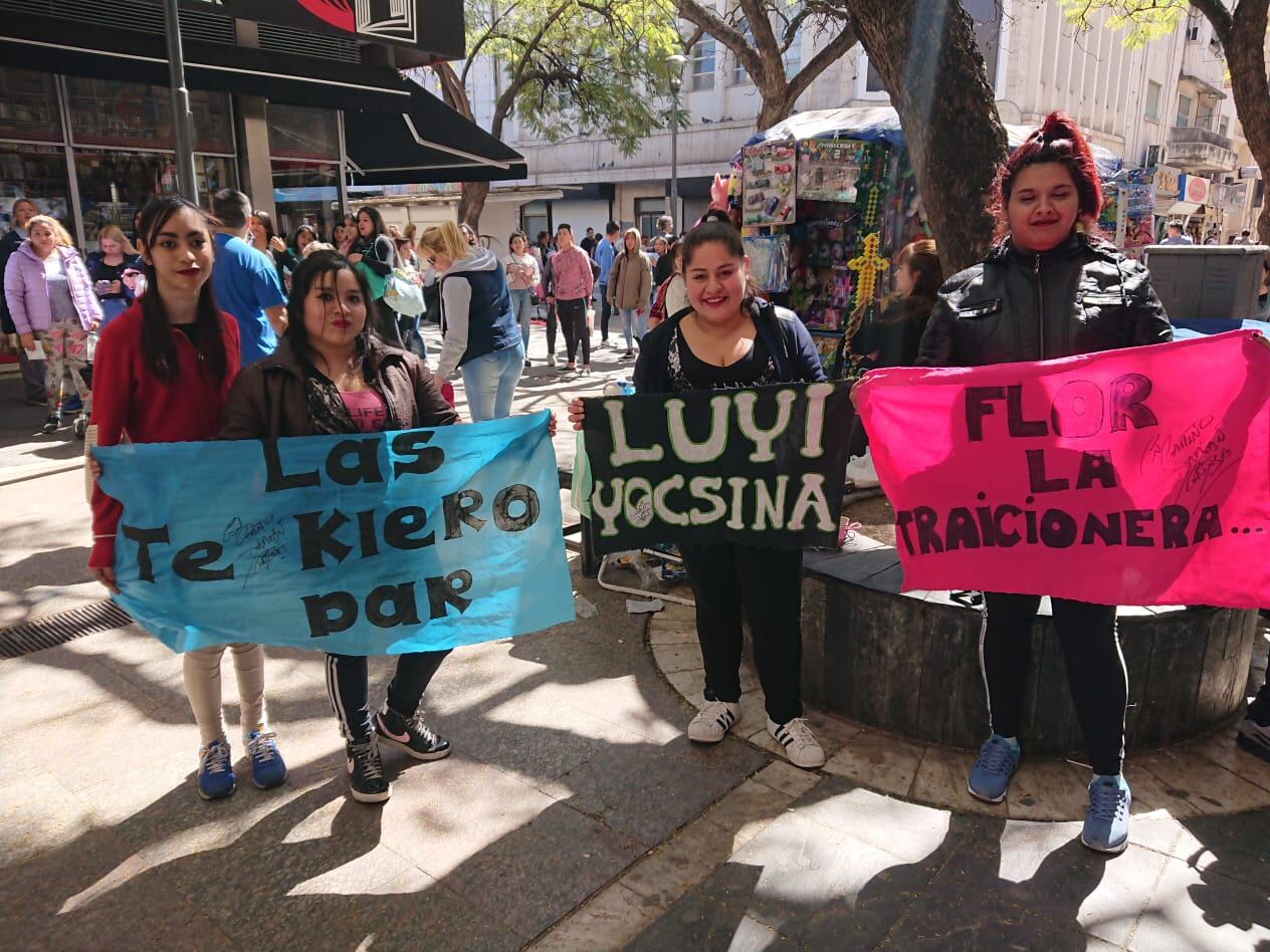 Cientos de personas fueron a la peatonal para sacarse su foto con El Wacho.