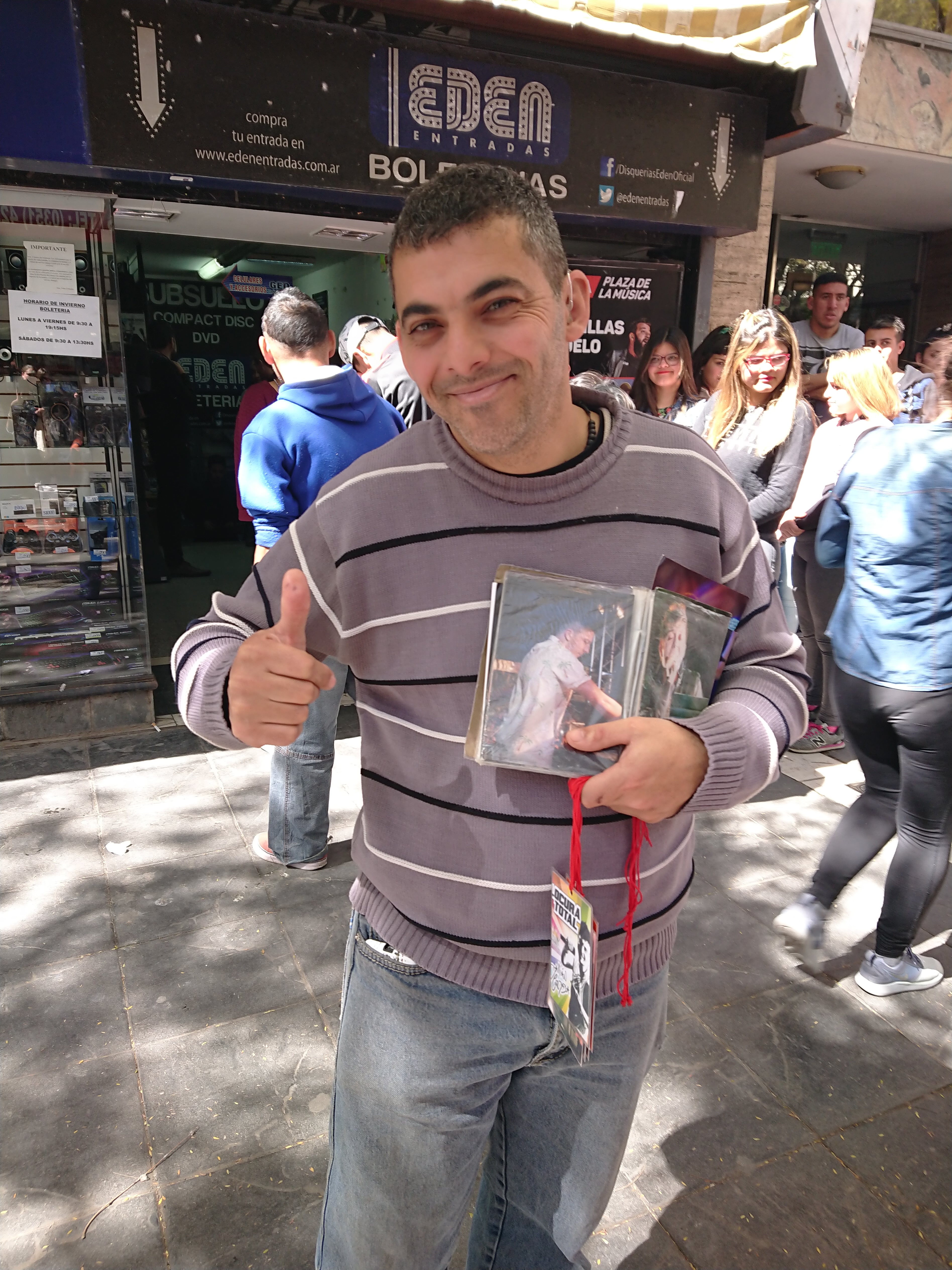 Cientos de personas fueron a la peatonal para sacarse su foto con El Wacho.