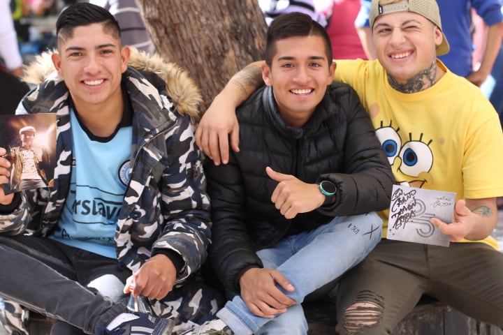 Cientos de personas fueron a la peatonal para sacarse su foto con El Wacho.