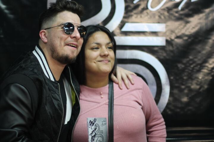 Cientos de personas fueron a la peatonal para sacarse su foto con El Wacho.