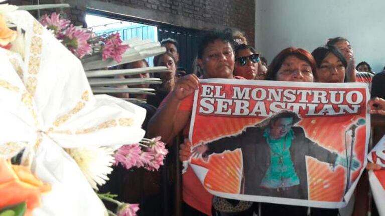 Cientos de personas lloraron la muerte de Sebastián. Foto: Fredy Bustos