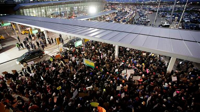 Cientos de personas reclamaron en contra a la medida.