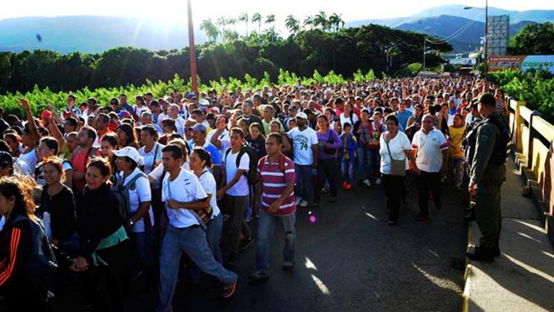 Cientos de venezolanos cruzaron a hacer las compras a Colombia. Foto: EFE