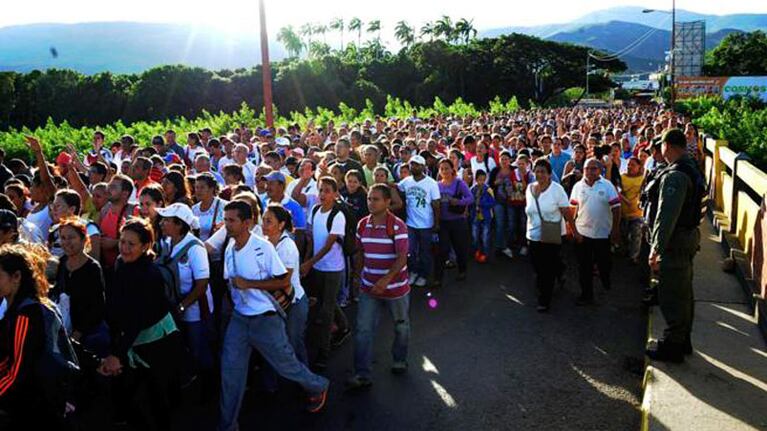 Cientos de venezolanos cruzaron a hacer las compras a Colombia. Foto: EFE