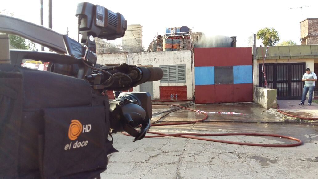 Cinco dotaciones de Bomberos trabajaron en el lugar. Foto: Mauro Terenzio / ElDoce.tv.