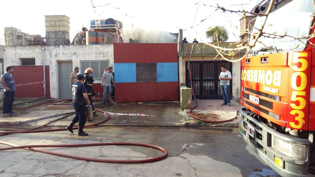 Cinco dotaciones de Bomberos trabajaron en el lugar. Foto: Mauro Terenzio / ElDoce.tv.