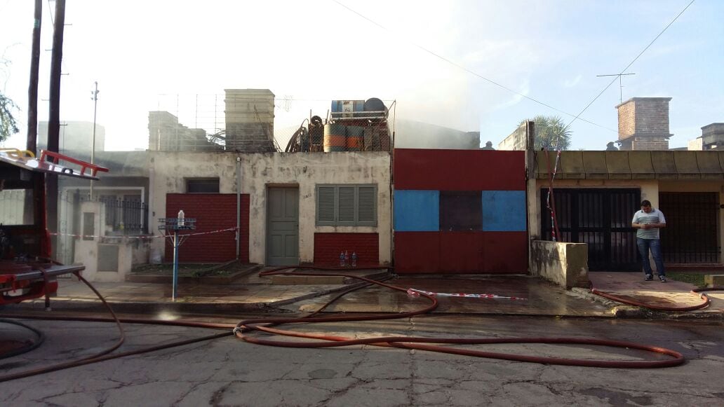 Cinco dotaciones de Bomberos trabajaron en el lugar. Foto: Mauro Terenzio / ElDoce.tv.