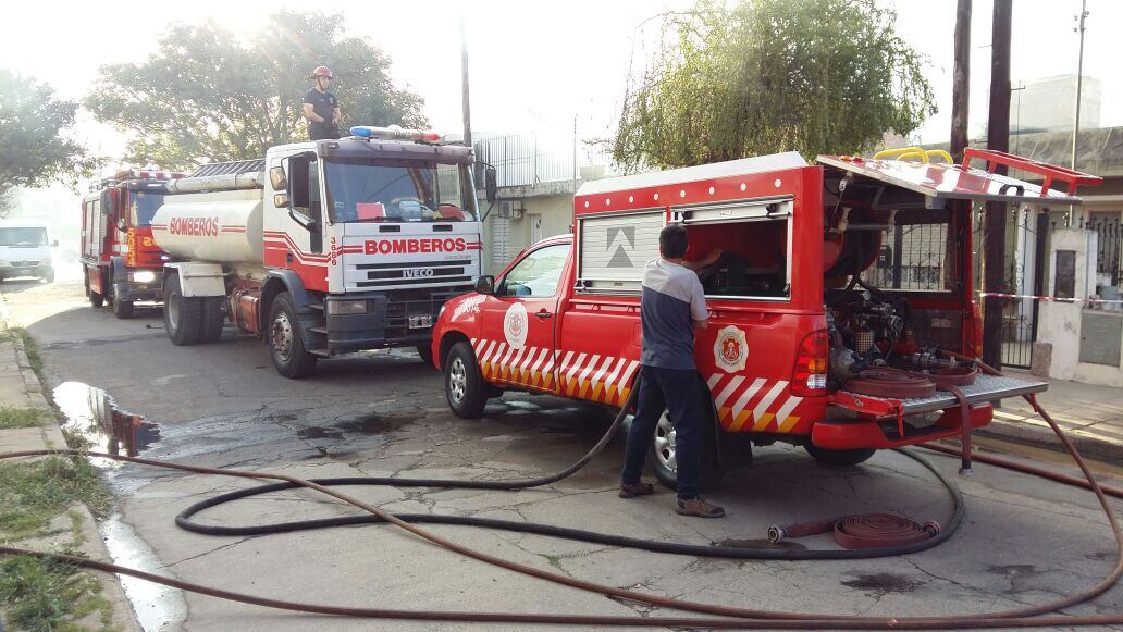 Cinco dotaciones de Bomberos trabajaron en el lugar. Foto: Mauro Terenzio / ElDoce.tv.