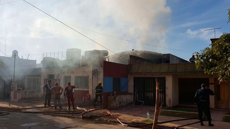 Cinco dotaciones de Bomberos trabajaron en el lugar. Foto: Néstor Ghino / ElDoce.tv.