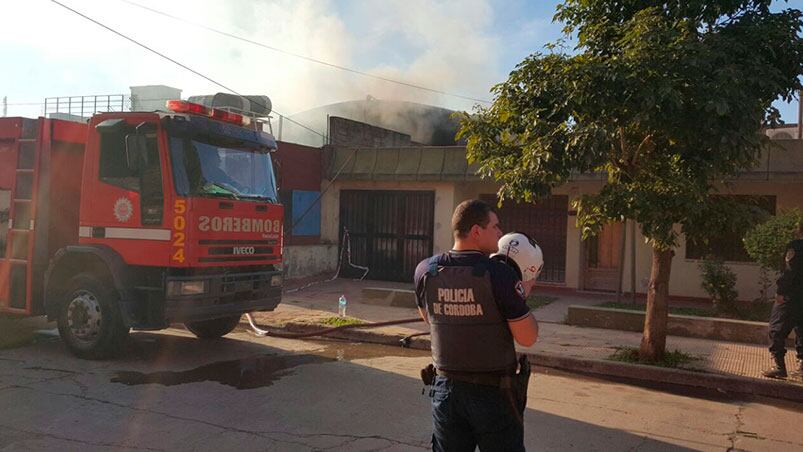 Cinco dotaciones de Bomberos trabajaron en el lugar. Foto: Néstor Ghino / ElDoce.tv.