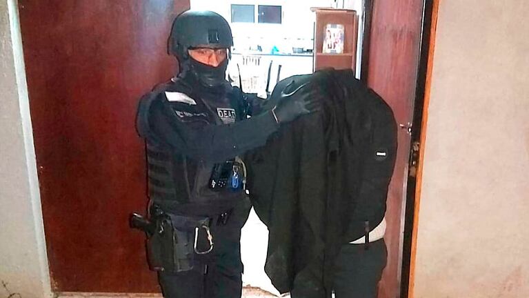 Cinco hombres y una mujer fueron detenidos en el operativo.