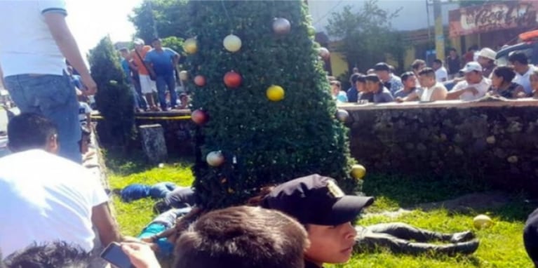 Cinco jóvenes se electrocutaron al decorar un árbol de Navidad