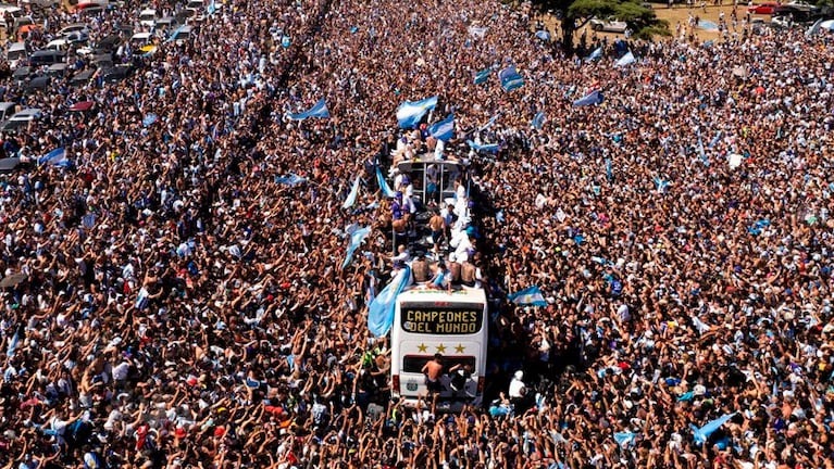 Cinco millones de personas fueron a la caravana de la Selección Argentina.