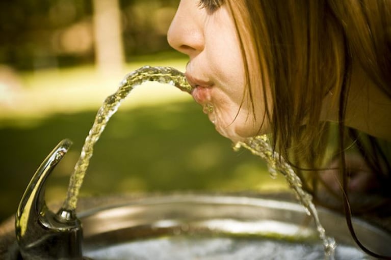 Cinco motivos para decirle "sí" al agua de la canilla