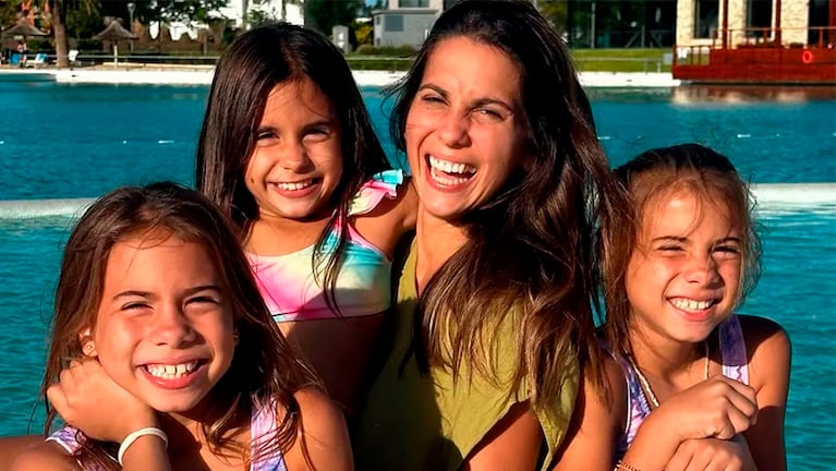 Cinthia Fernández a pura felicidad con sus hijas.