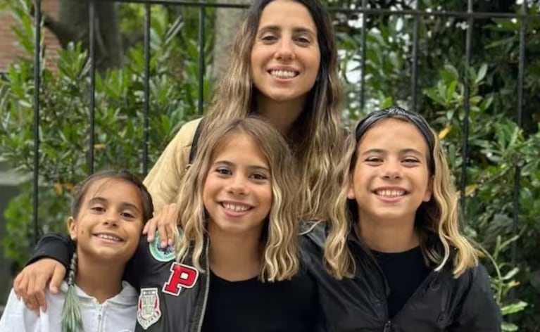 Cinthia Fernández y sus hijas.