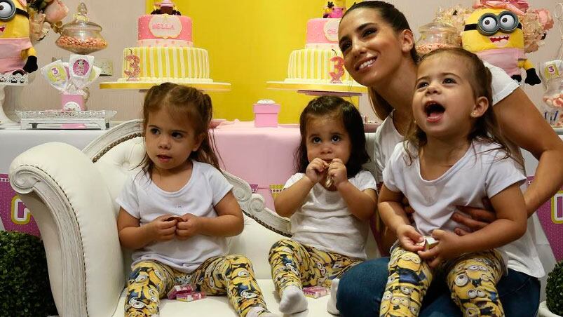 Cinthia y sus hijas, en pleno cumpleaños y antes de las críticas.