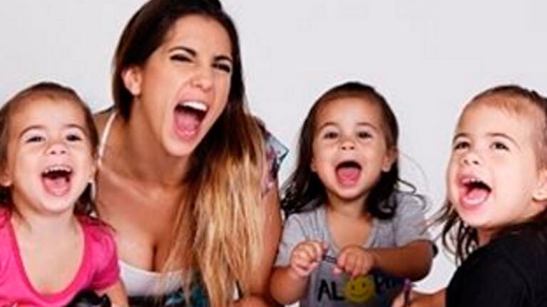 Cinthia y sus tres hijas.