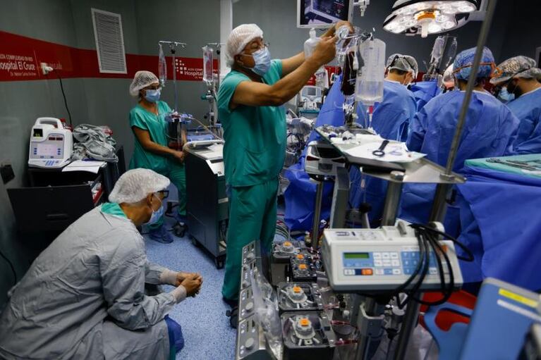 Cirugía de película: enfriaron su cuerpo, le sacaron su sangre y liberaron sus pulmones