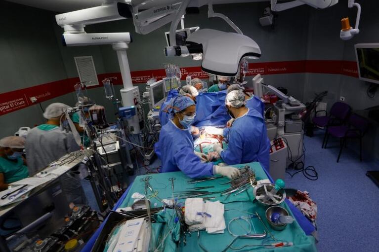 Cirugía de película: enfriaron su cuerpo, le sacaron su sangre y liberaron sus pulmones