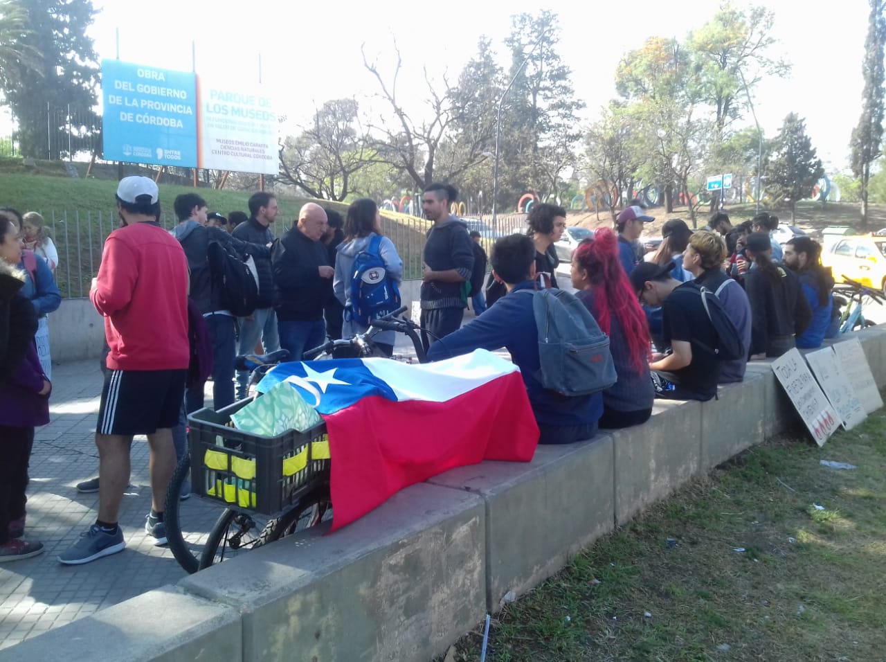 Ciudadanos chilenos protestan ante el consulado