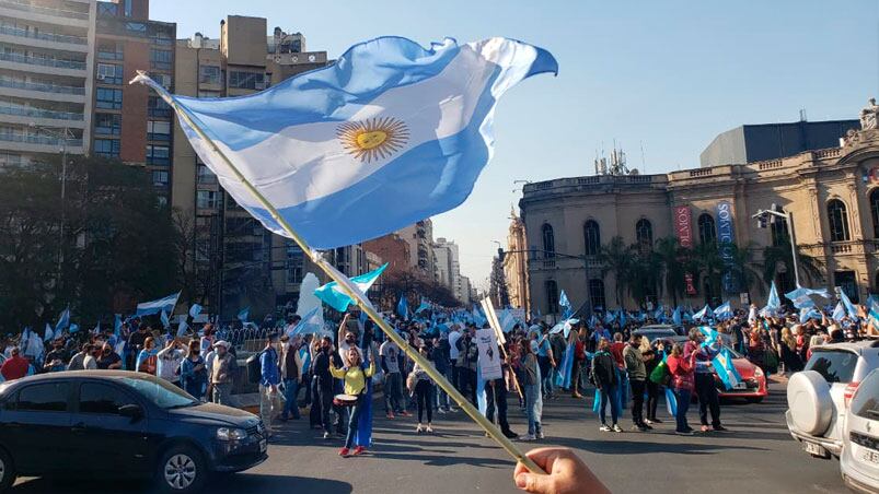 Ciudadanos se concentran frente al Patio Olmos en Córdoba.