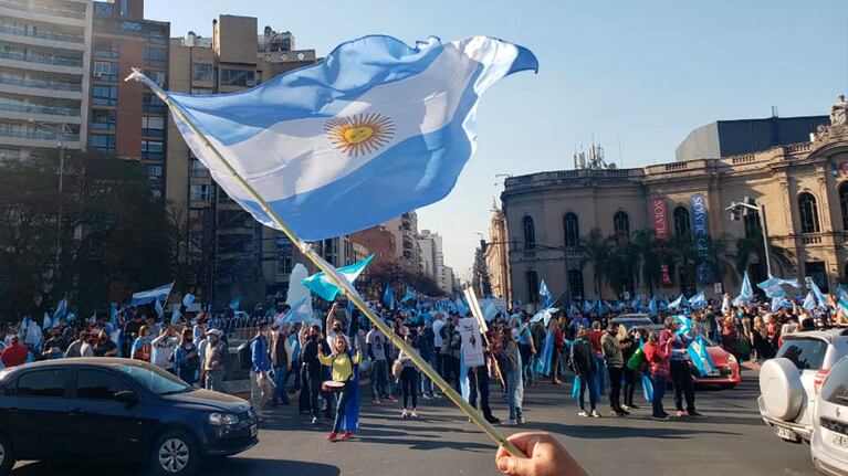 Ciudadanos se concentran frente al Patio Olmos en Córdoba.