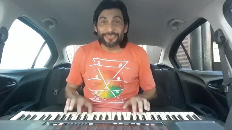 Claudio Gordillo hace monólogos de humor adaptando canciones.