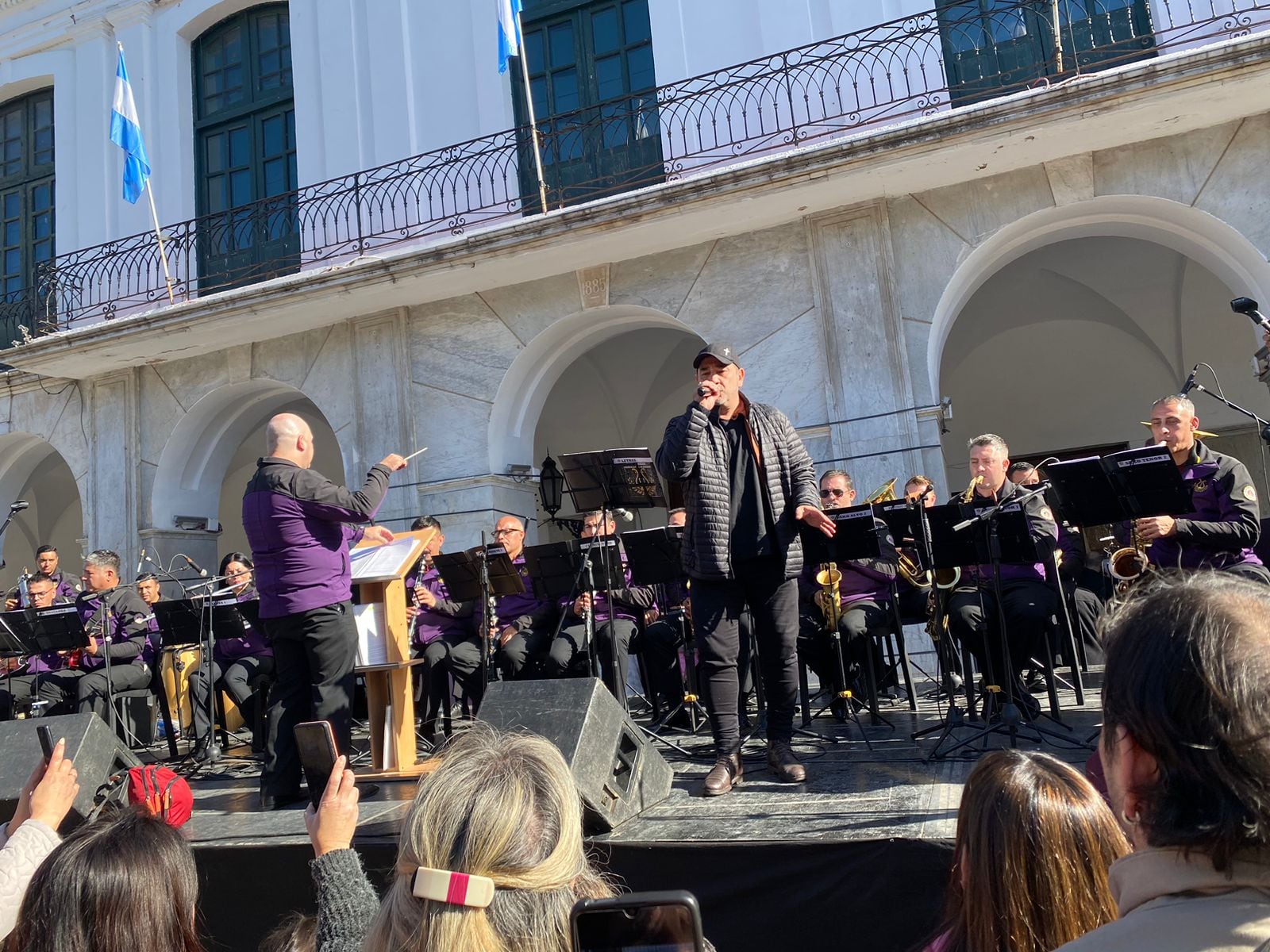 Claudio Toledo junto a la orquesta de la Policía de Córdoba.